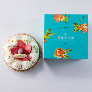 「銀座千疋屋」ベリーたっぷりのホワイトクリスマス(アイスケーキ)